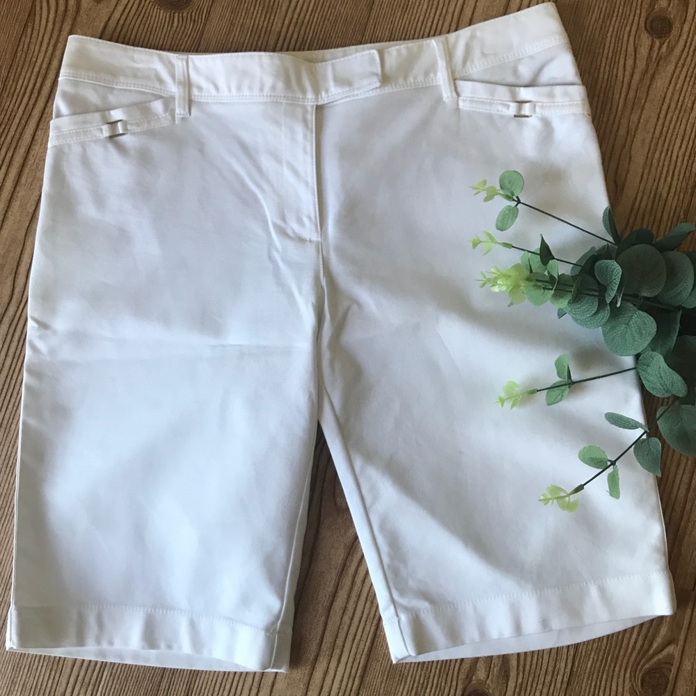 ✅White House Black Market bermuda short